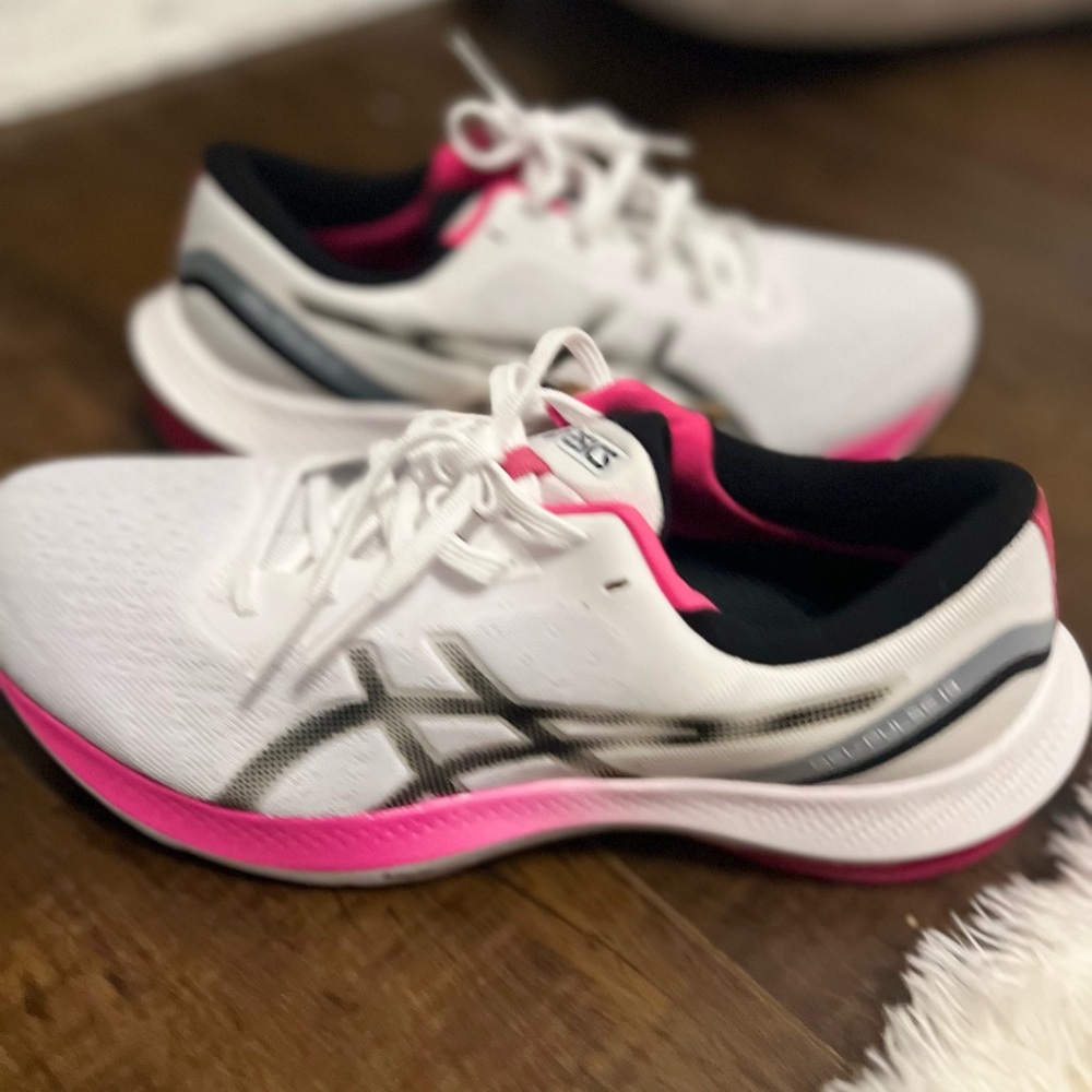 NWT ASICS Women's White and Pink Running Shoes
